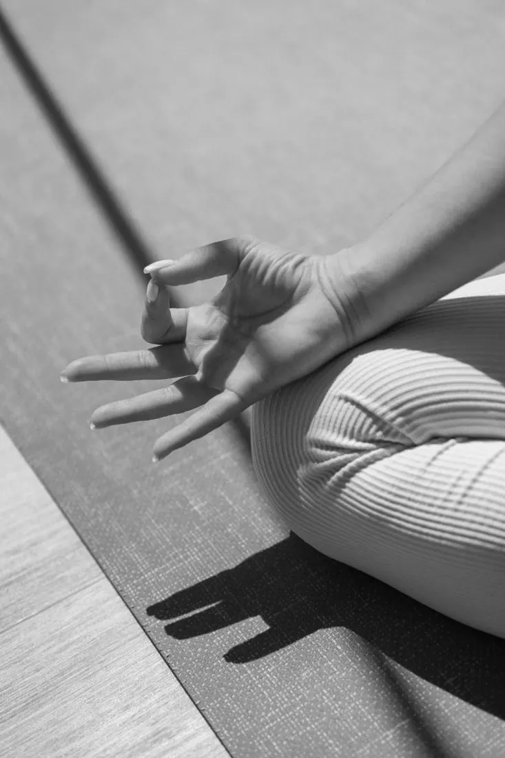 Manos en mudra durante una práctica de meditación